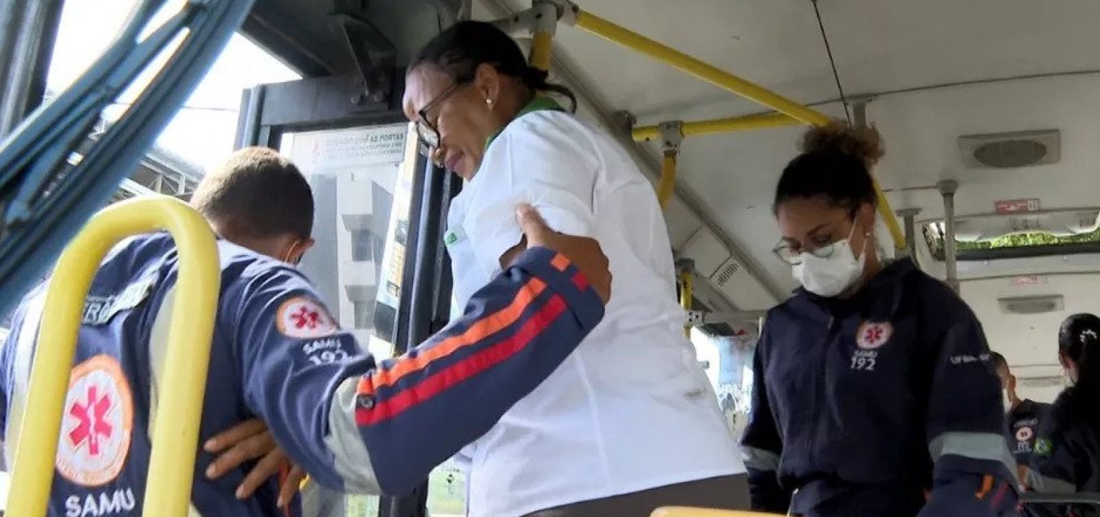 Acidente envolvendo dois ônibus e um carro deixa três feridos na avenida ACM