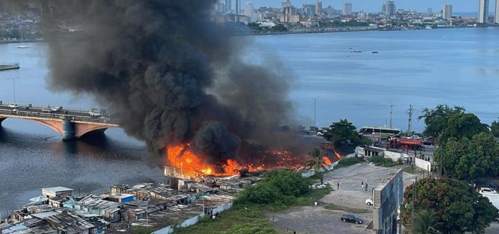 Incêndio de grandes proporções destrói palafitas no Recife