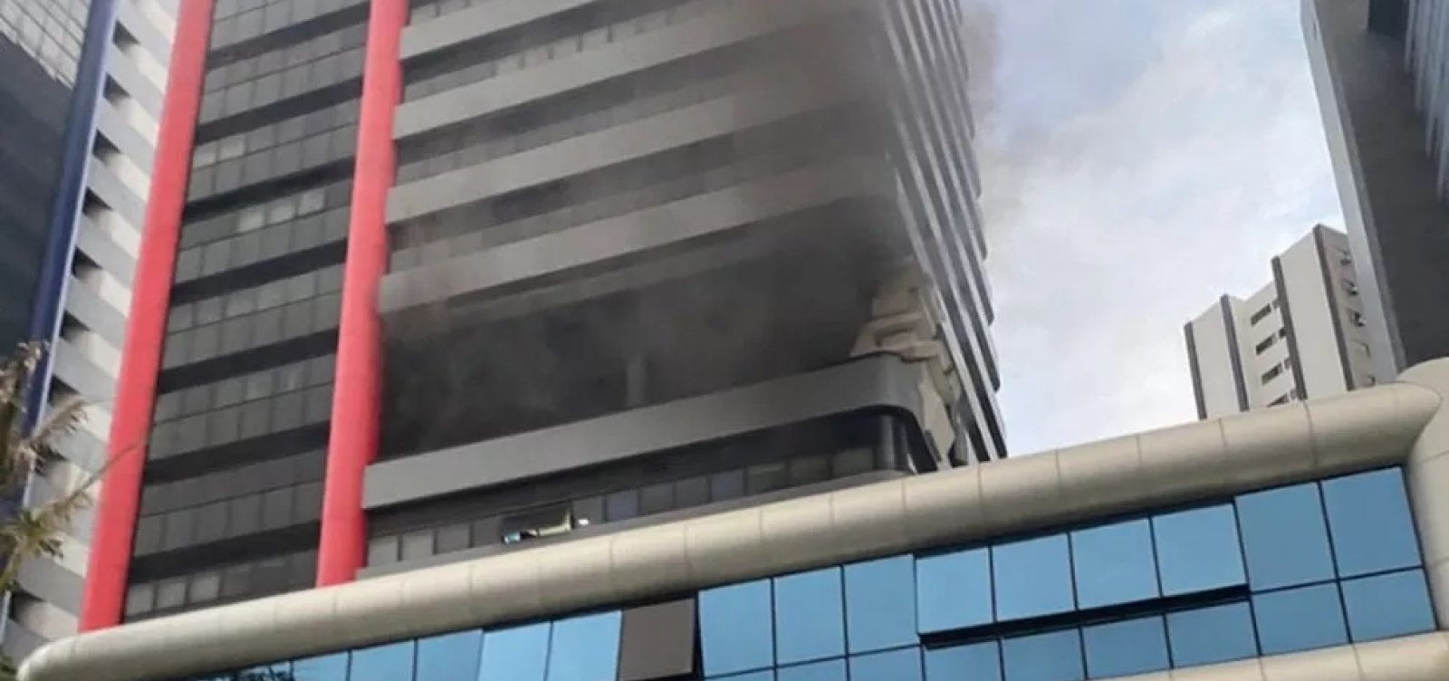 Centro médico é evacuado após incêndio no Itaigara 