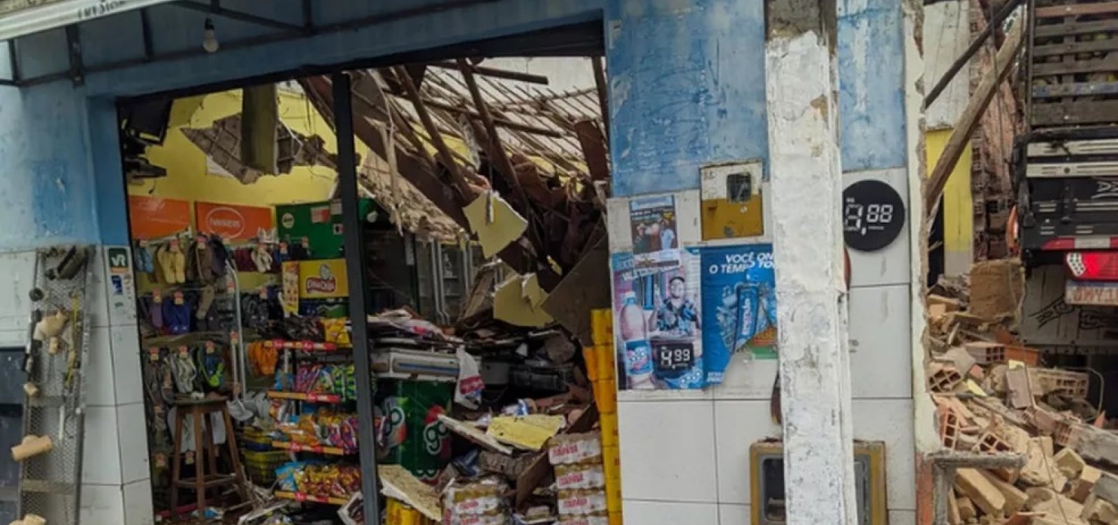 Caminh&atilde;o desgovernado invade e destr&oacute;i estabelecimentos comerciais em Alagoinhas 