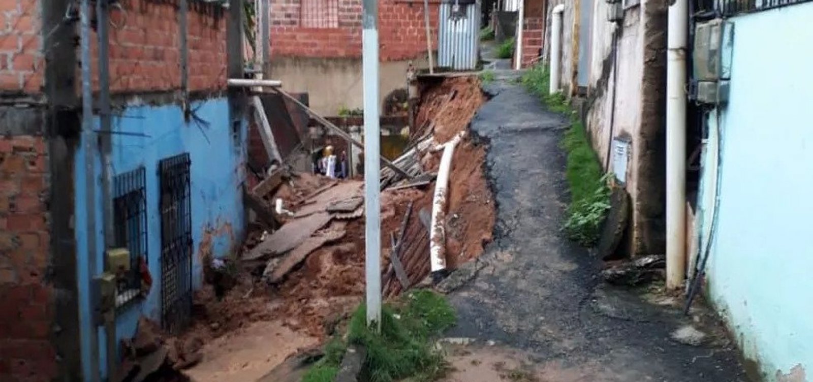 Deslizamento atinge quatro casas em Jardim Cajazeiras, Salvador