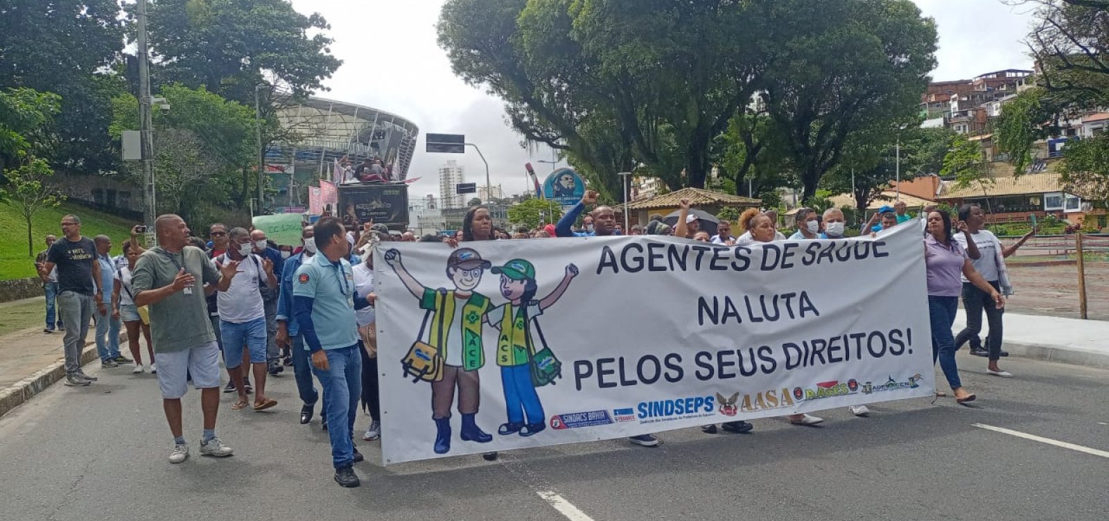 Por aumento de salário, servidores de saúde realizam protesto no Dique 