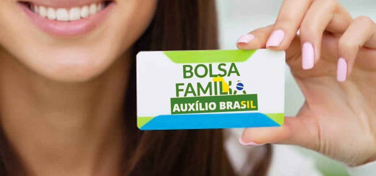Governo tenta remanejar R$ 130 milhões para trocar marca do Bolsa Família por Auxílio Brasil 
