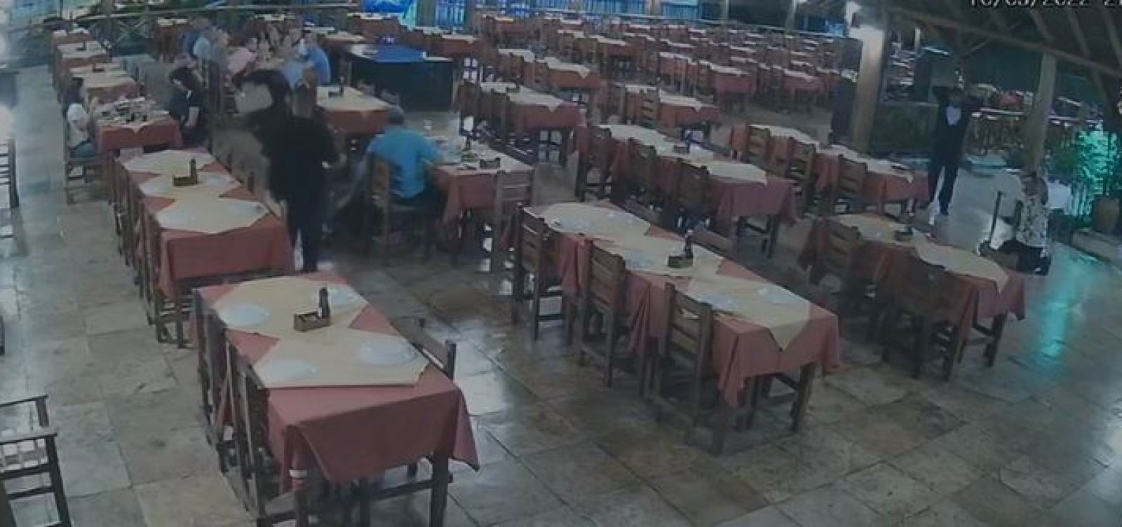 Armados, bandidos espancam mulher durante assalto a pizzaria em Lauro de Freitas