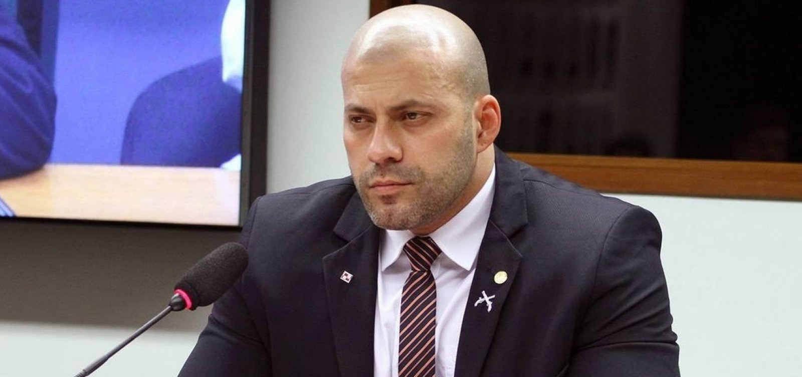 Moraes aplica nova multa de R$ 135 mil a Silveira por descumprimento no uso da tornozeleira eletrônica
