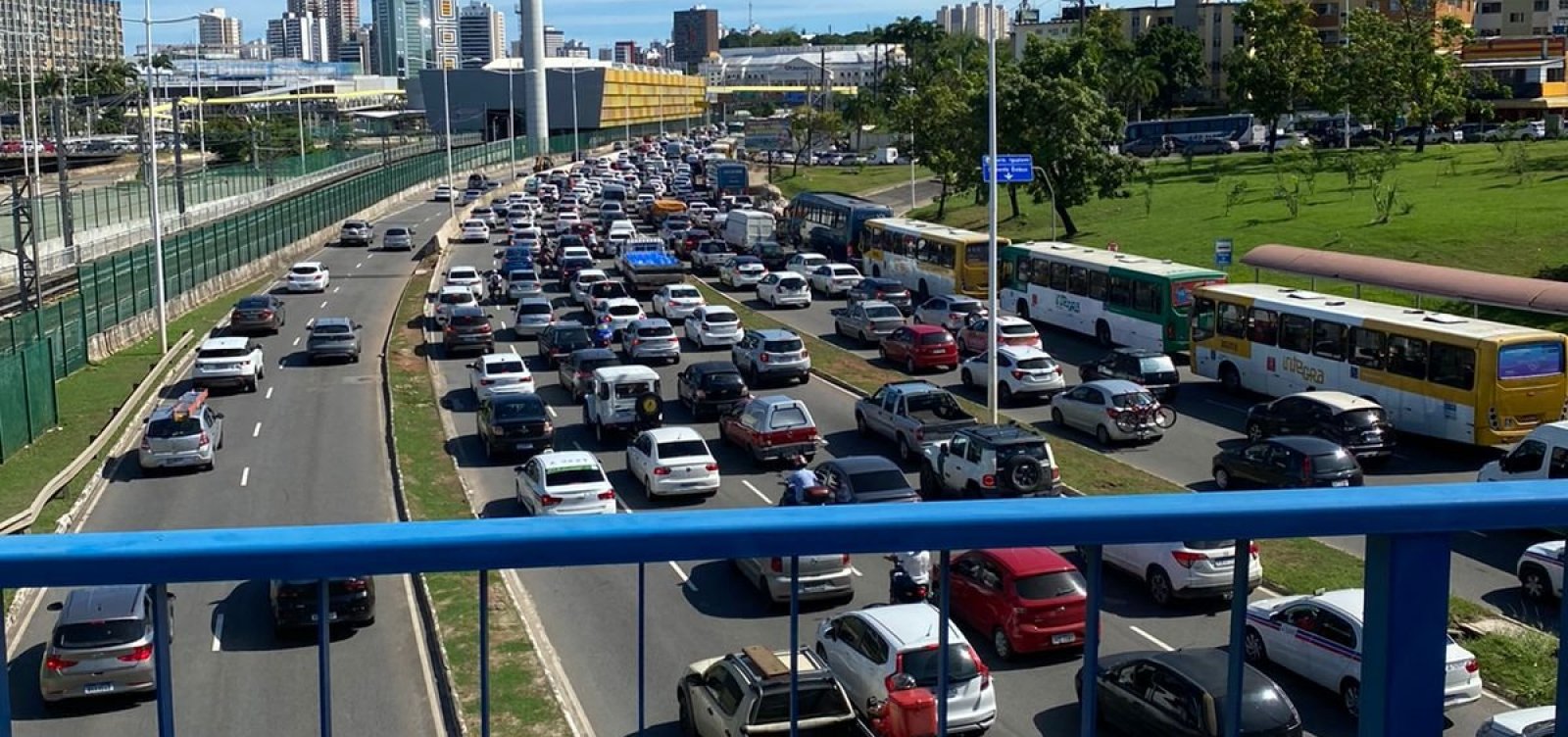 Manifestação de rodoviários da extinta CSN deixa trânsito travado na Avenida ACM