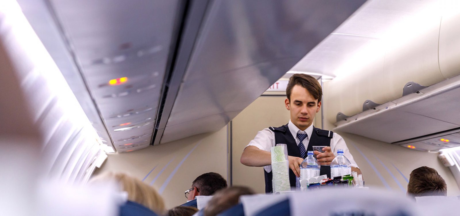 Anvisa revisa medidas restritivas e autoriza retomada de serviço de bordo durante voos
