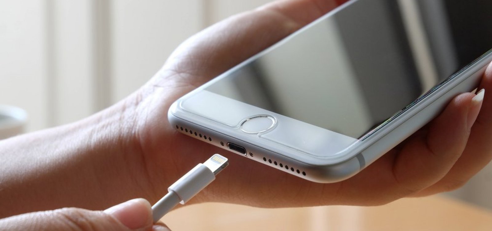 Por venda de celulares sem carregador, Apple e Samsung podem enfrentar processos em 900 Procons