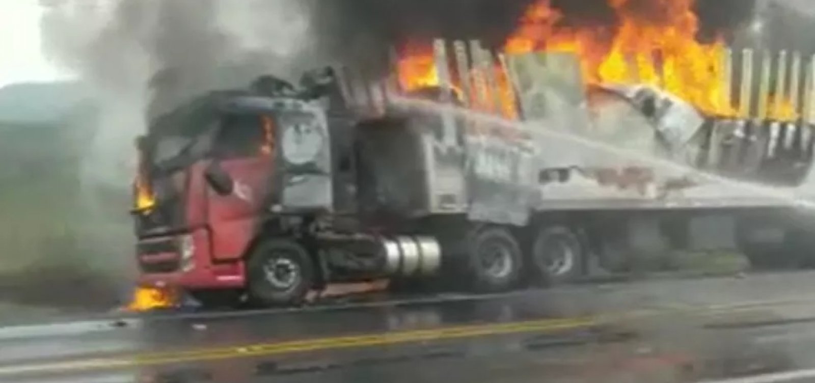 Carregado de pneus, caminhão pega fogo na BR-116