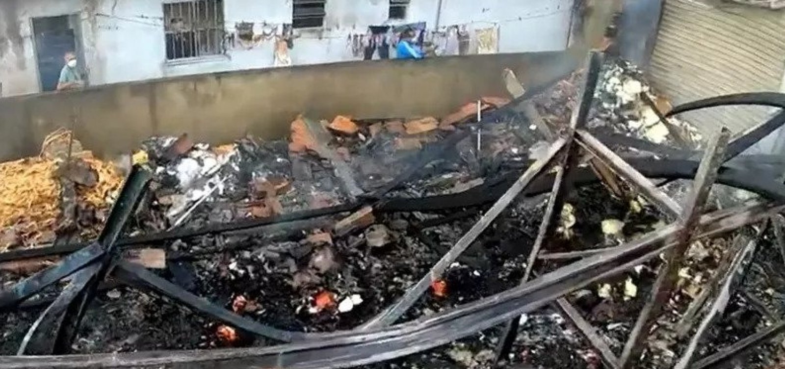 Galpão pega fogo no bairro de Águas Claras, em Salvador