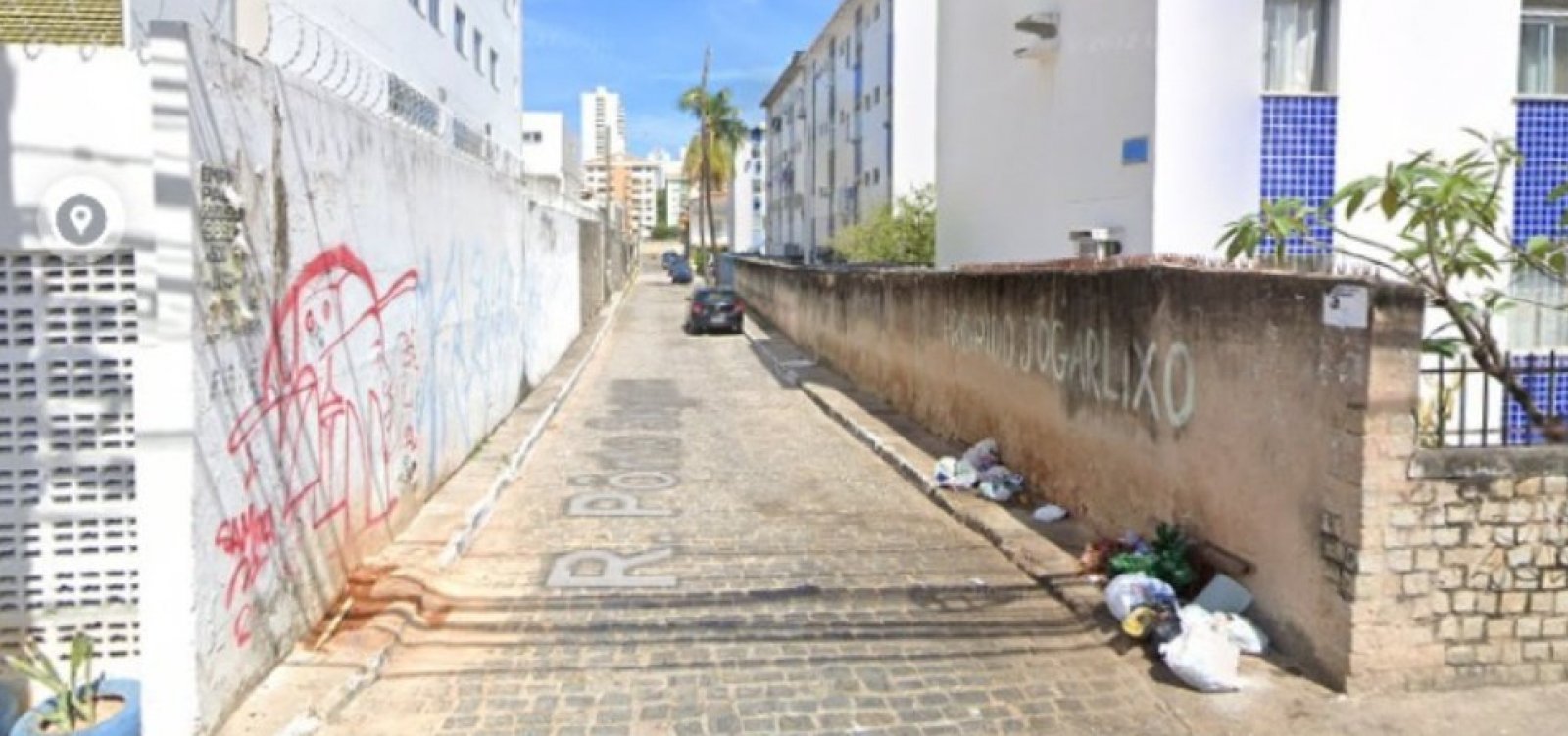 Trânsito é interditado em rua no bairro do Imbuí, para realização obra de drenagem