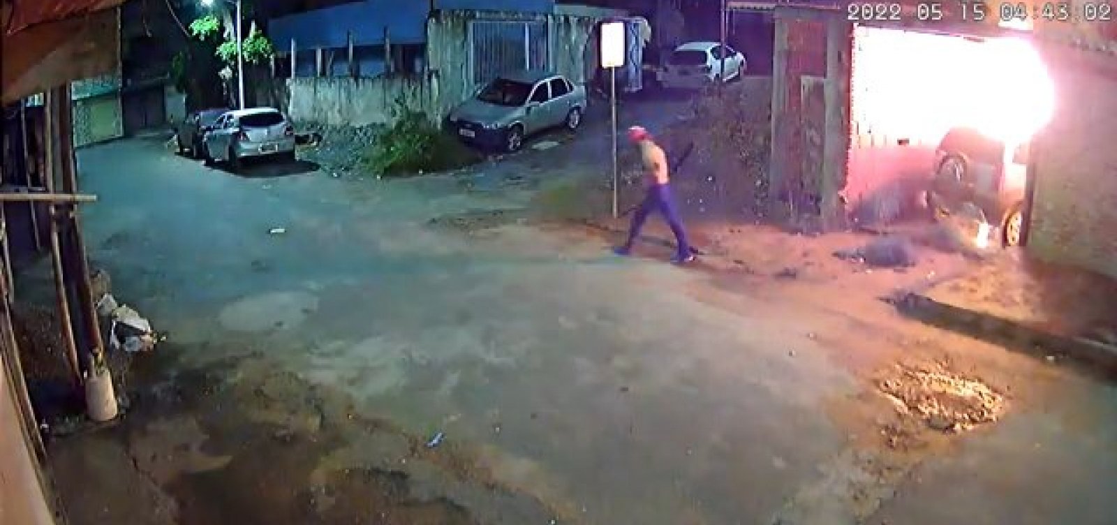 Vídeo: Homem toca fogo no carro do vizinho no bairro de Fazenda Coutos