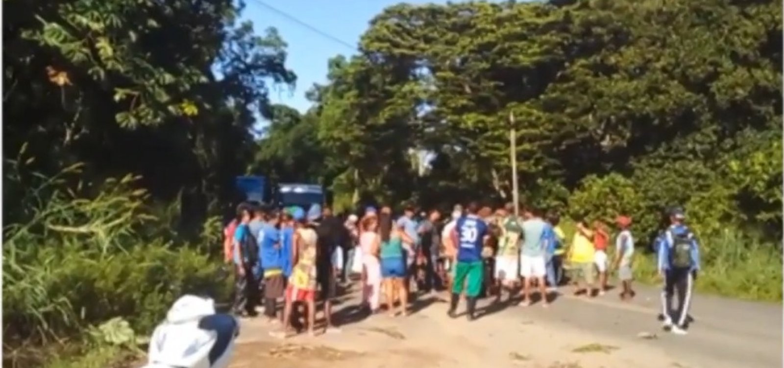 Moradores de distrito no sul da Bahia fecham via para pedir mais horários do transporte público 