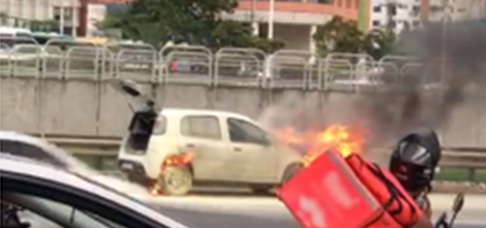 Carro pega fogo na Avenida Paralela; situação não deixou feridos