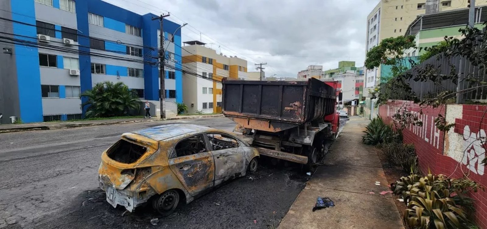 Carro pega fogo e chamas atingem caçamba na Vila Laura 