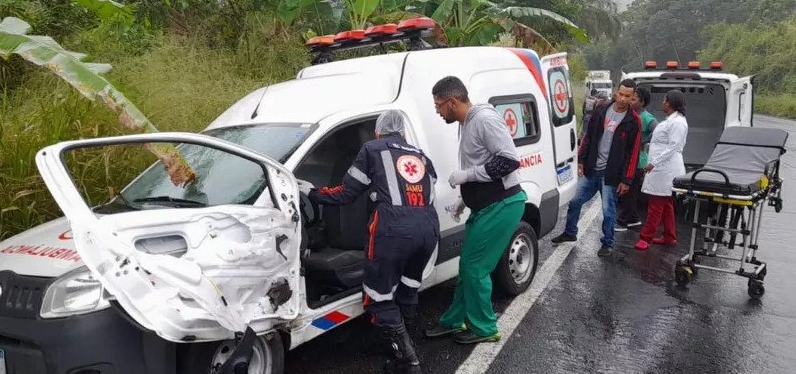 Acidente envolvendo ambulância deixa dois servidores da saúde mortos no sul da Bahia 