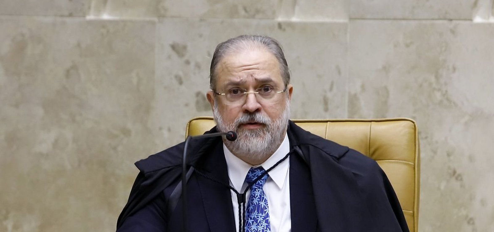 Procurador aposentado critica Aras após briga: "Onde deveria demonstrar coragem, não demonstra"