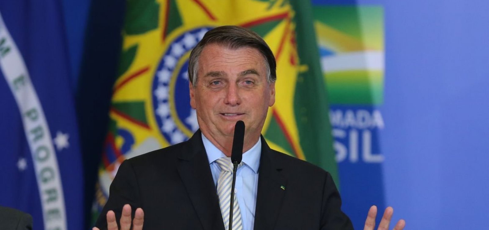 Bolsonaro diz que vai se "inteirar" sobre morte de homem por asfixia em carro da PRF