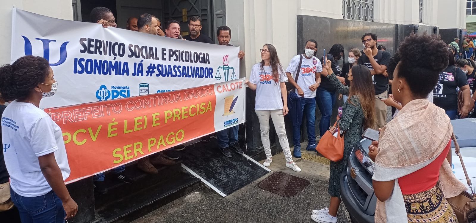 Psicólogos e assistentes sociais de Salvador realizam protesto na região do Comércio