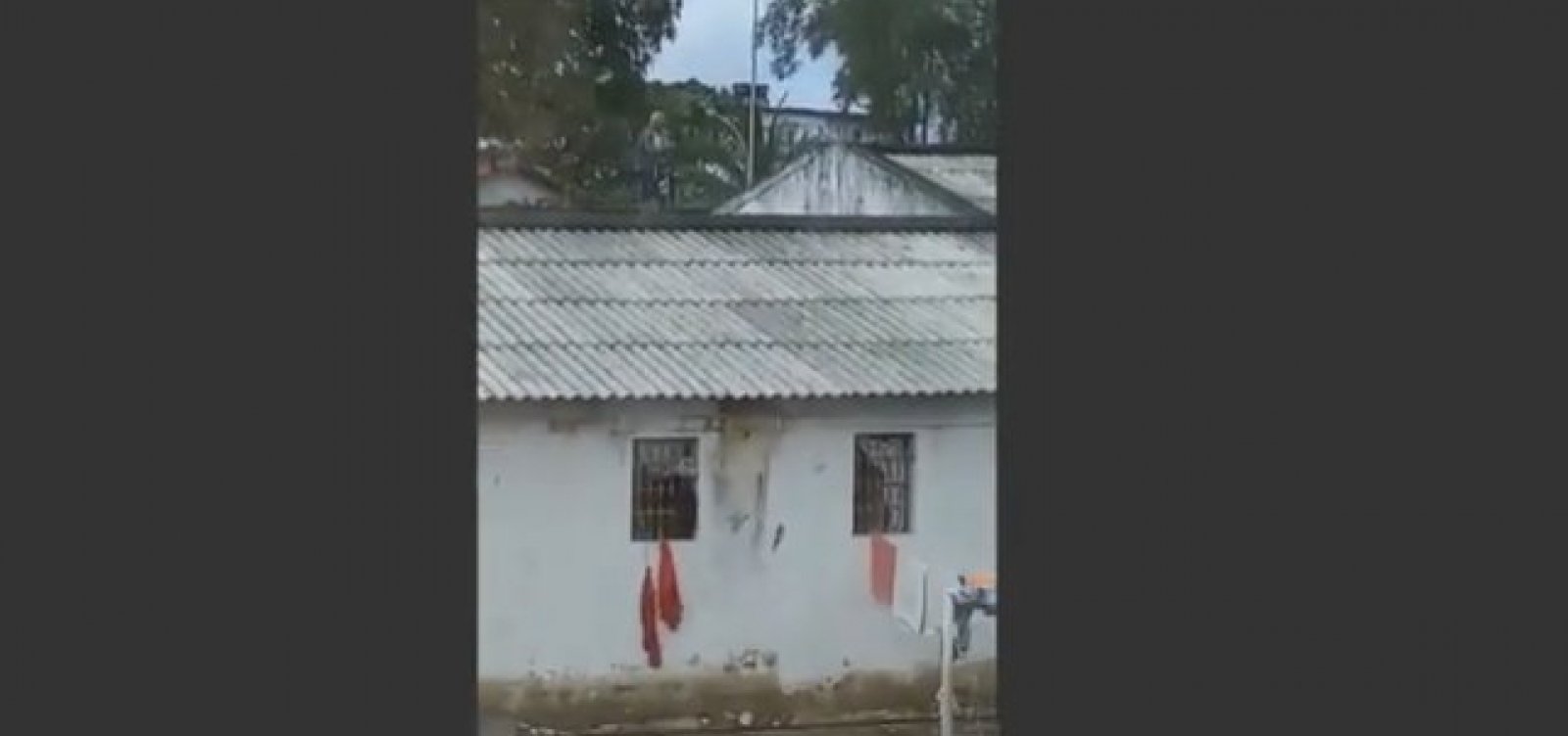 Vídeo: interno da Lafayete Coutinho é flagrado recolhendo pacotes lançados no telhado da prisão  