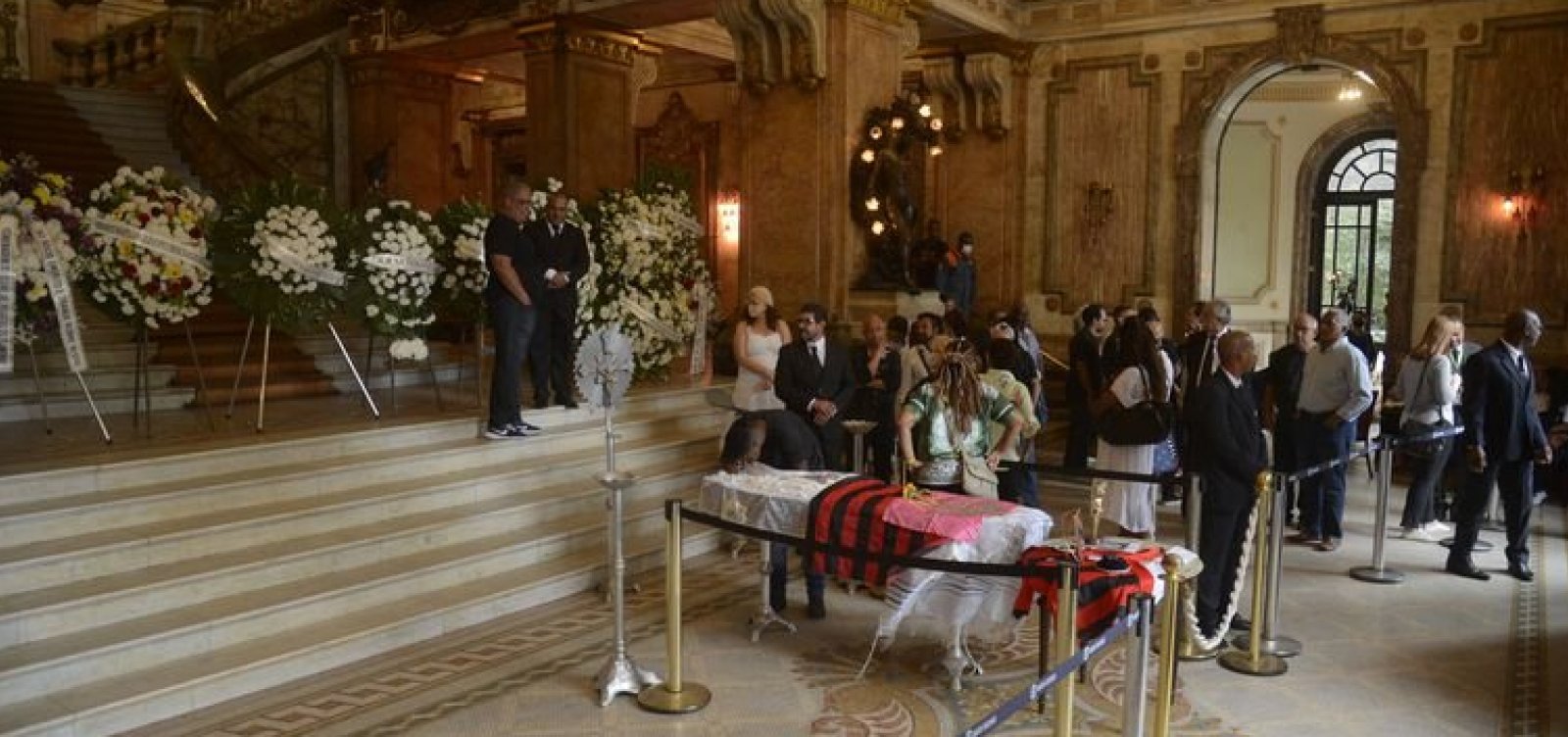 Corpo de Milton Gonçalves é velado no Theatro Municipal em cerimônia aberta ao público