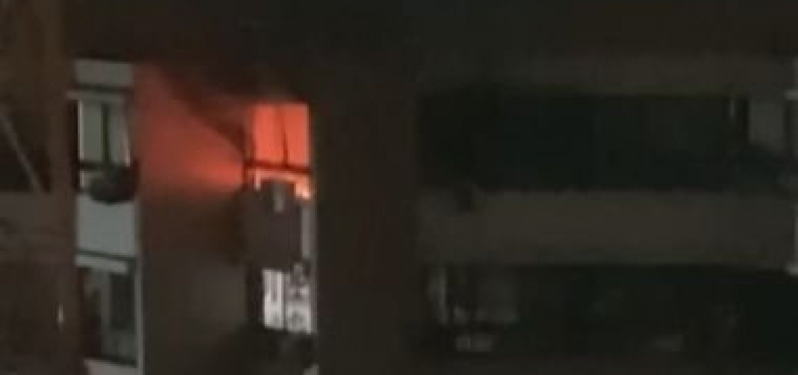 Apartamento pega fogo em Salvador e 8 pessoas precisam de atendimento