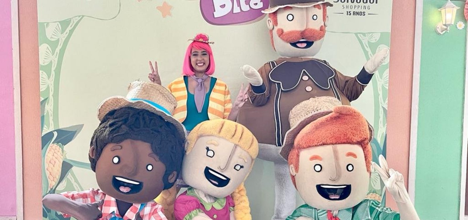 Antes de show, grupo Mundo Bita atrai crianças a shopping de Salvador 