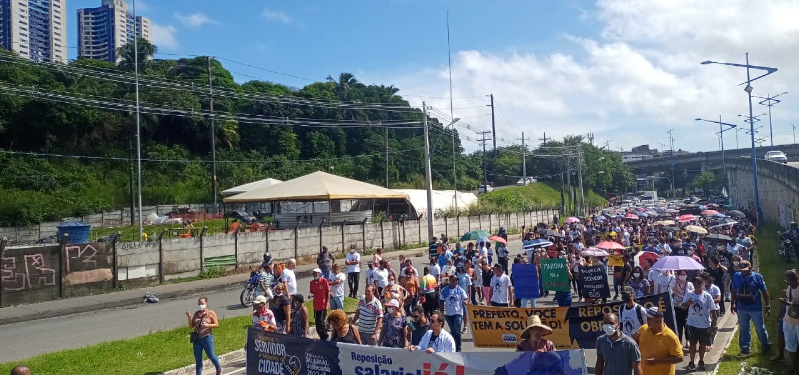 Servidores municipais fazem protesto na Rótula do Abacaxi e cobram reajuste salarial