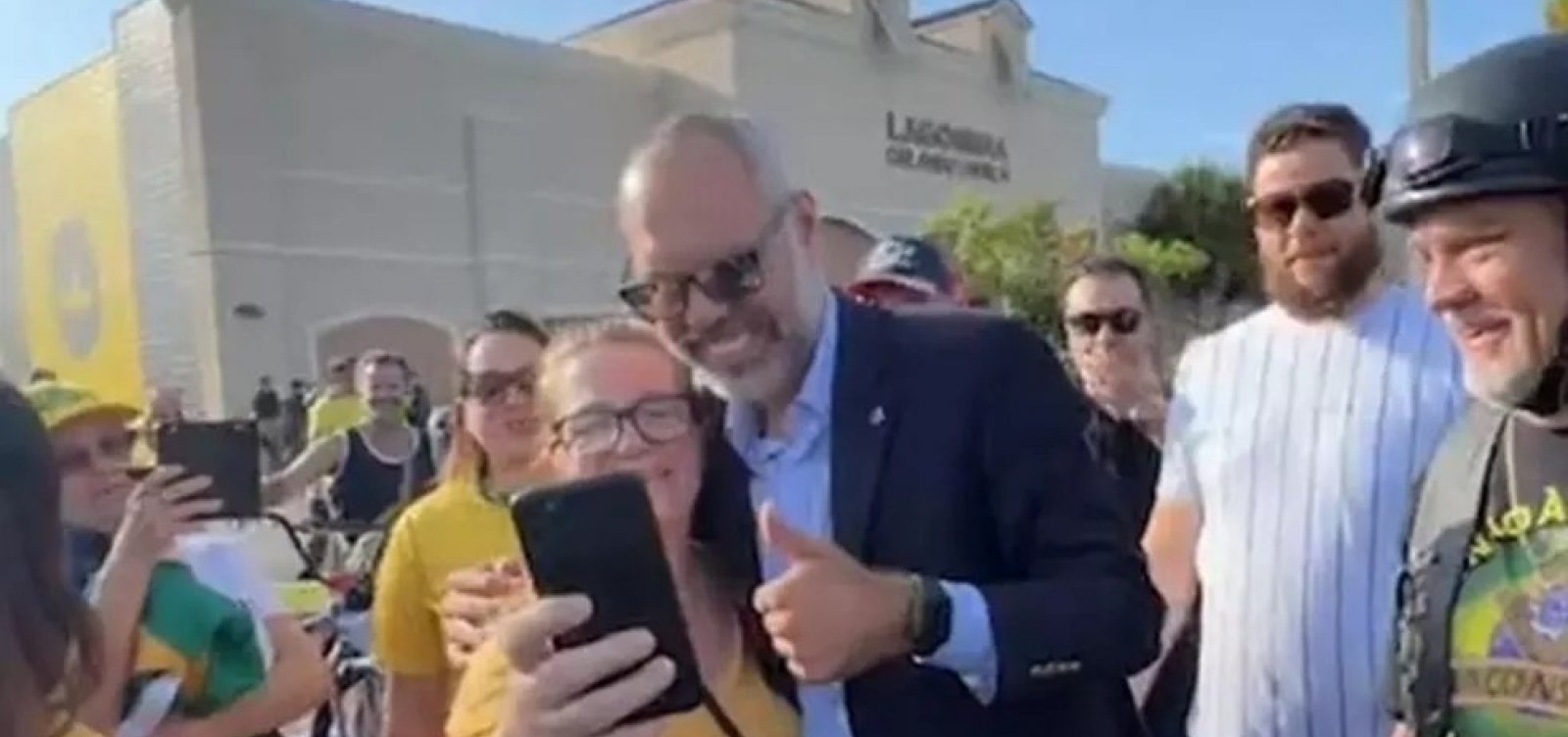 Foragido, blogueiro Allan dos Santos se reúne com apoiadores de Bolsonaro