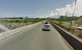 Carro capota no viaduto Canô Veloso e motorista morre em Pituaçu