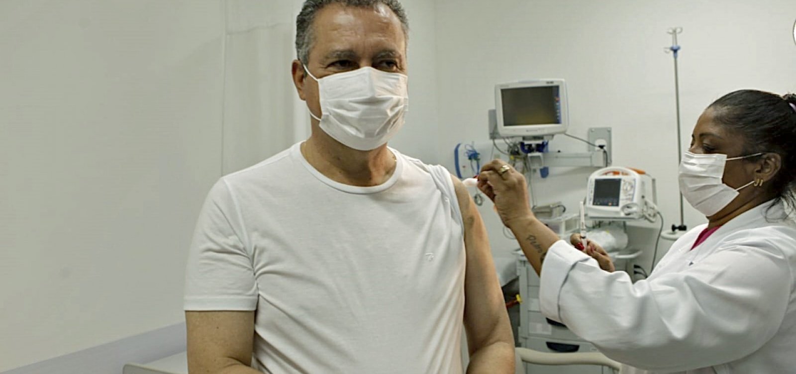 Rui recebe 4ª dose e faz apelo para que população se vacine contra Covid-19 