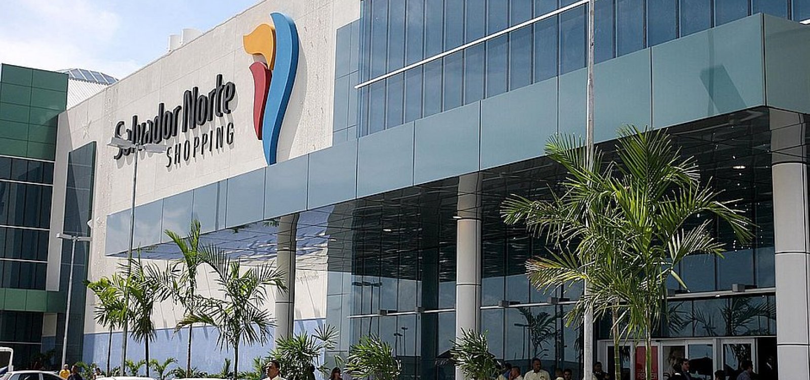 Homem é detido após ser visto com faca dentro de loja em shopping