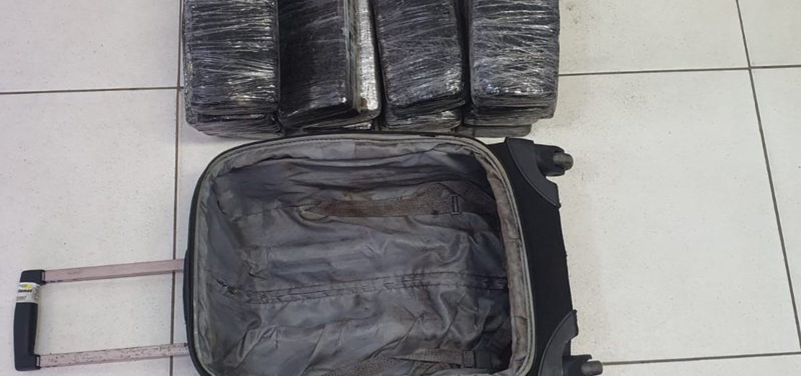 Mulher é flagrada com 14 tabletes de maconha em mala na Rodoviária de Salvador