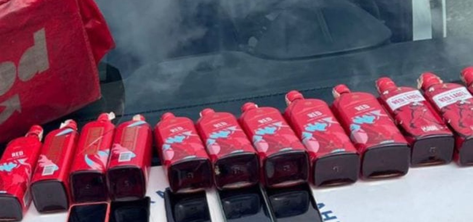 Dupla que aplicava golpes em estabelecimentos comerciais é presa com produtos importados