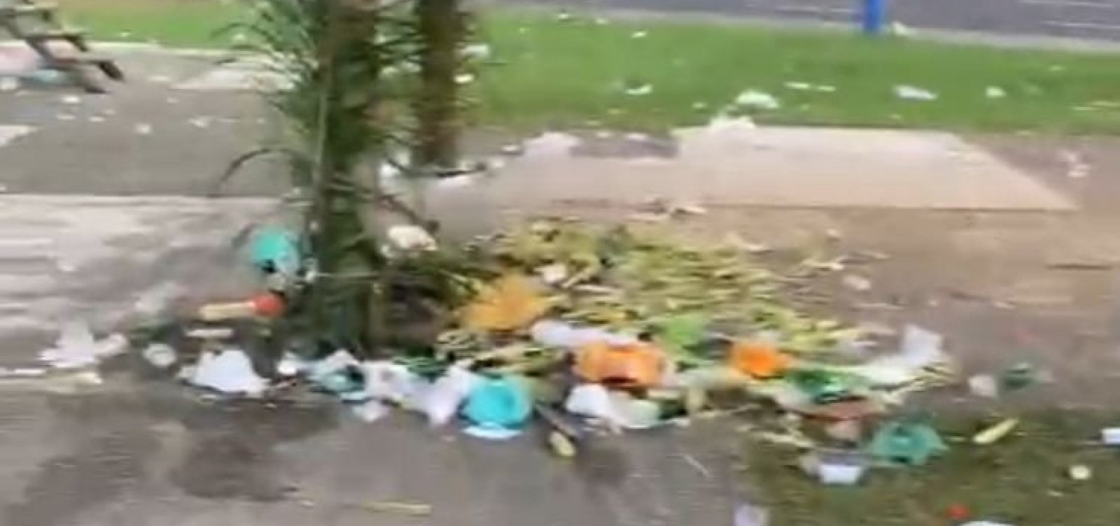 Moradores denunciam lixo em praça do Imbuí após evento apoiado pela prefeitura; veja vídeo