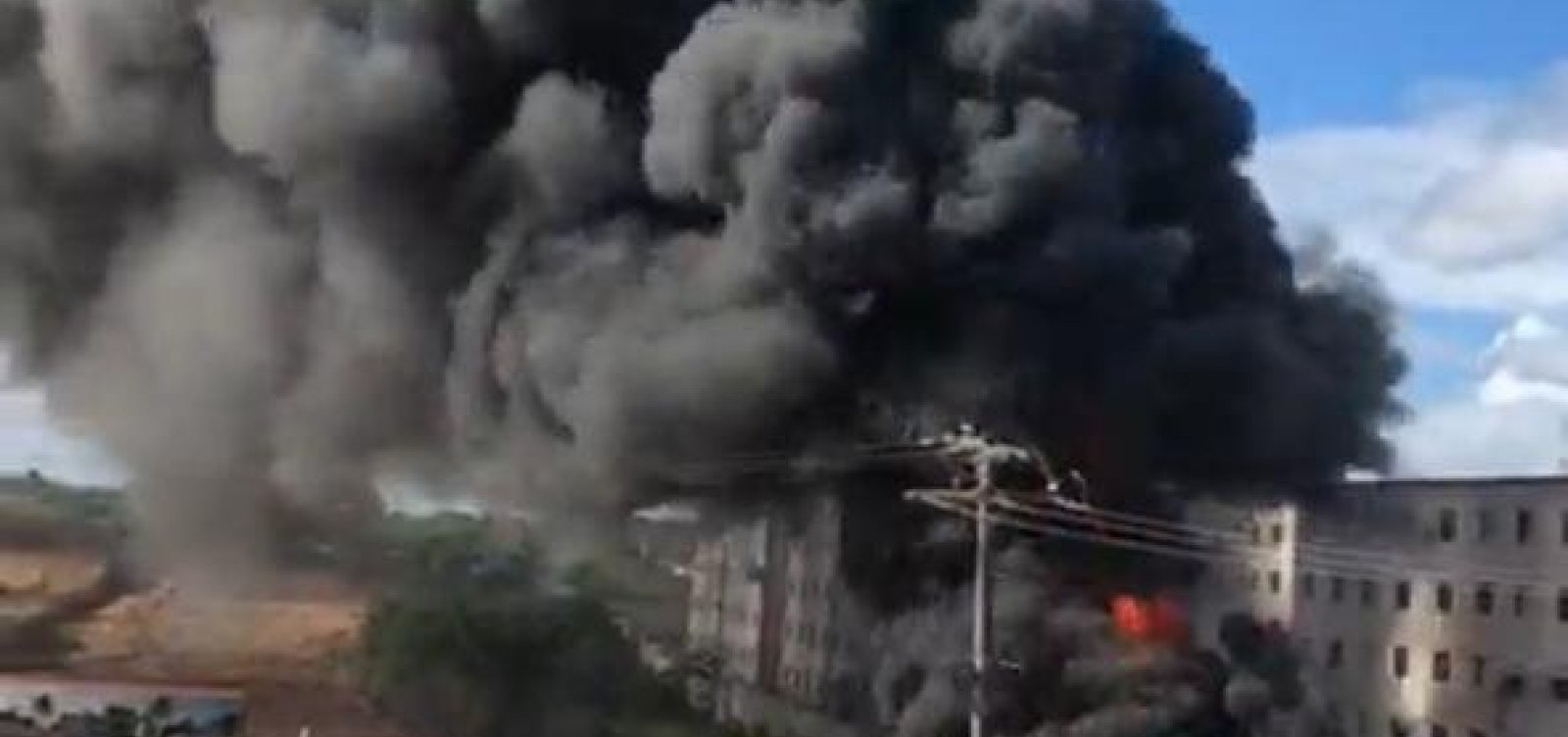 Incêndio atinge tubulação de obra em Camaçari