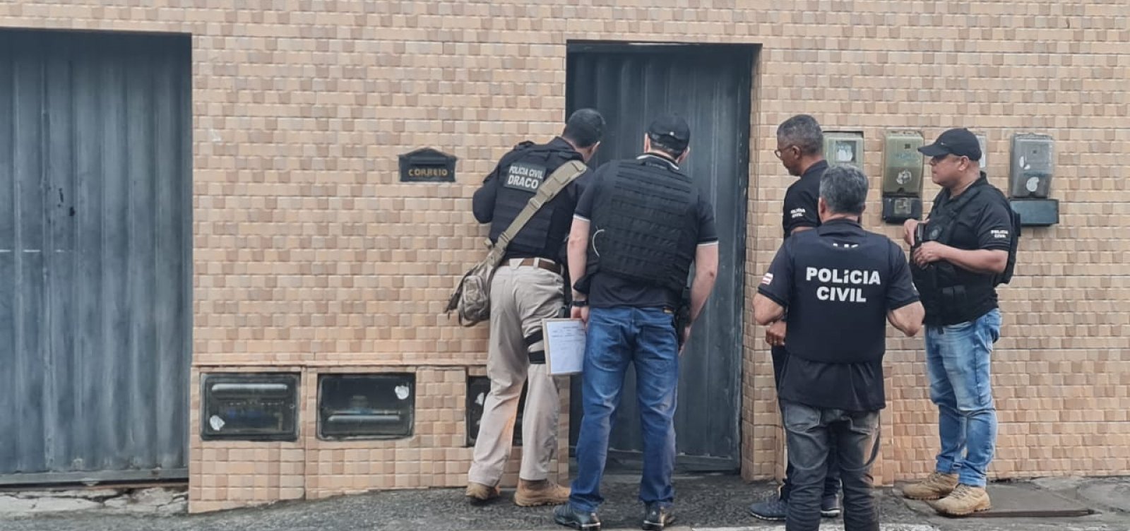 Em operação interestadual, polícia baiana cumpre mandados em Salvador e RMS 