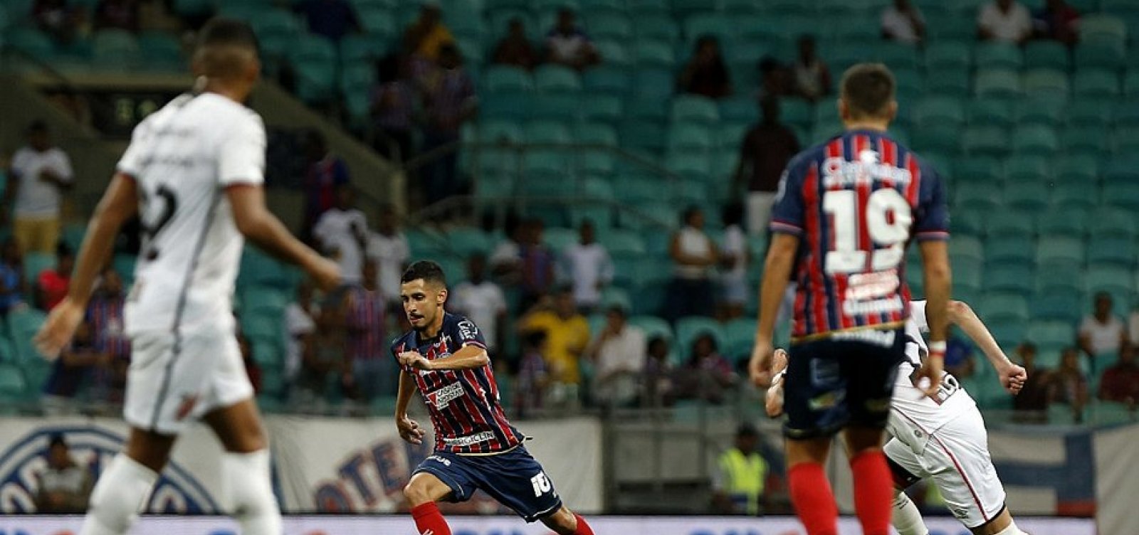 Bahia leva virada e perde de novo na Fonte para Athletico-PR 