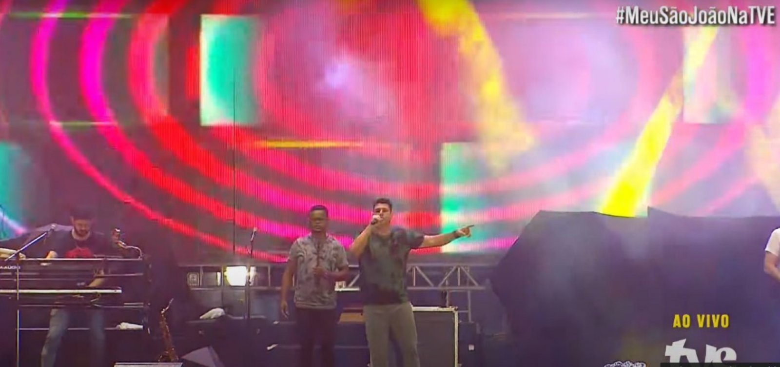 "Já tava com saudades", diz cantor de Trio da Huanna em abertura da noite de shows no Parque de Exposições 