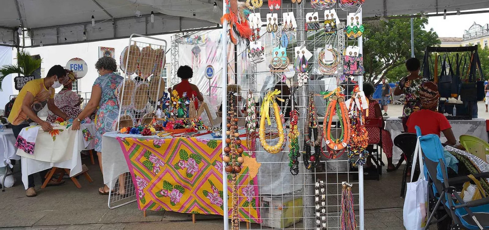 Com artesanato e empreendedorismo, Feira de Mulheres Negras movimenta São João em Salvador 