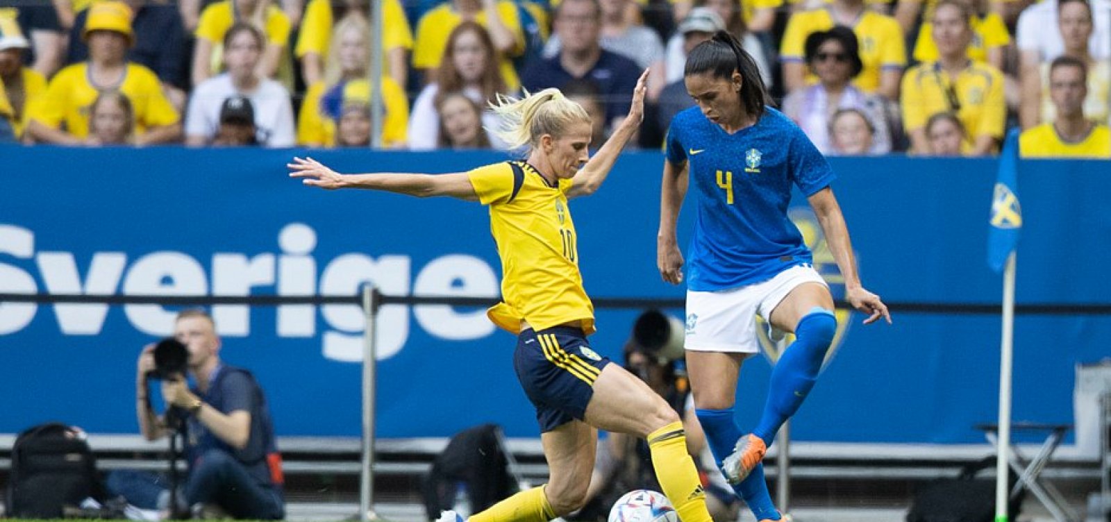 Em última partida antes da Copa América, Brasil perde de virada para a Suécia 