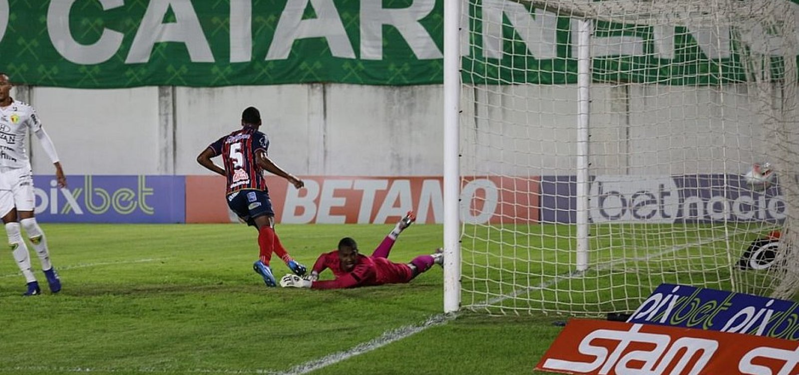 Em estreia de novo técnico, Bahia vence Brusque em Santa Catarina 