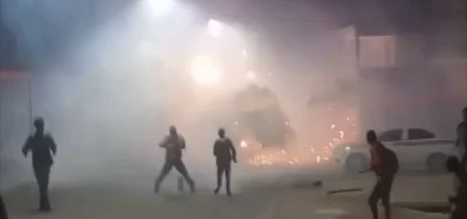 Polícia apreende coquetéis molotov e diesel durante guerra de espadas em Itapuã