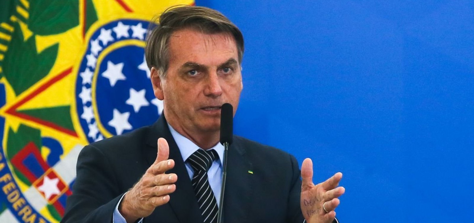 Bolsonaro admite haver "casos isolados", mas não "corrupção endêmica" no governo