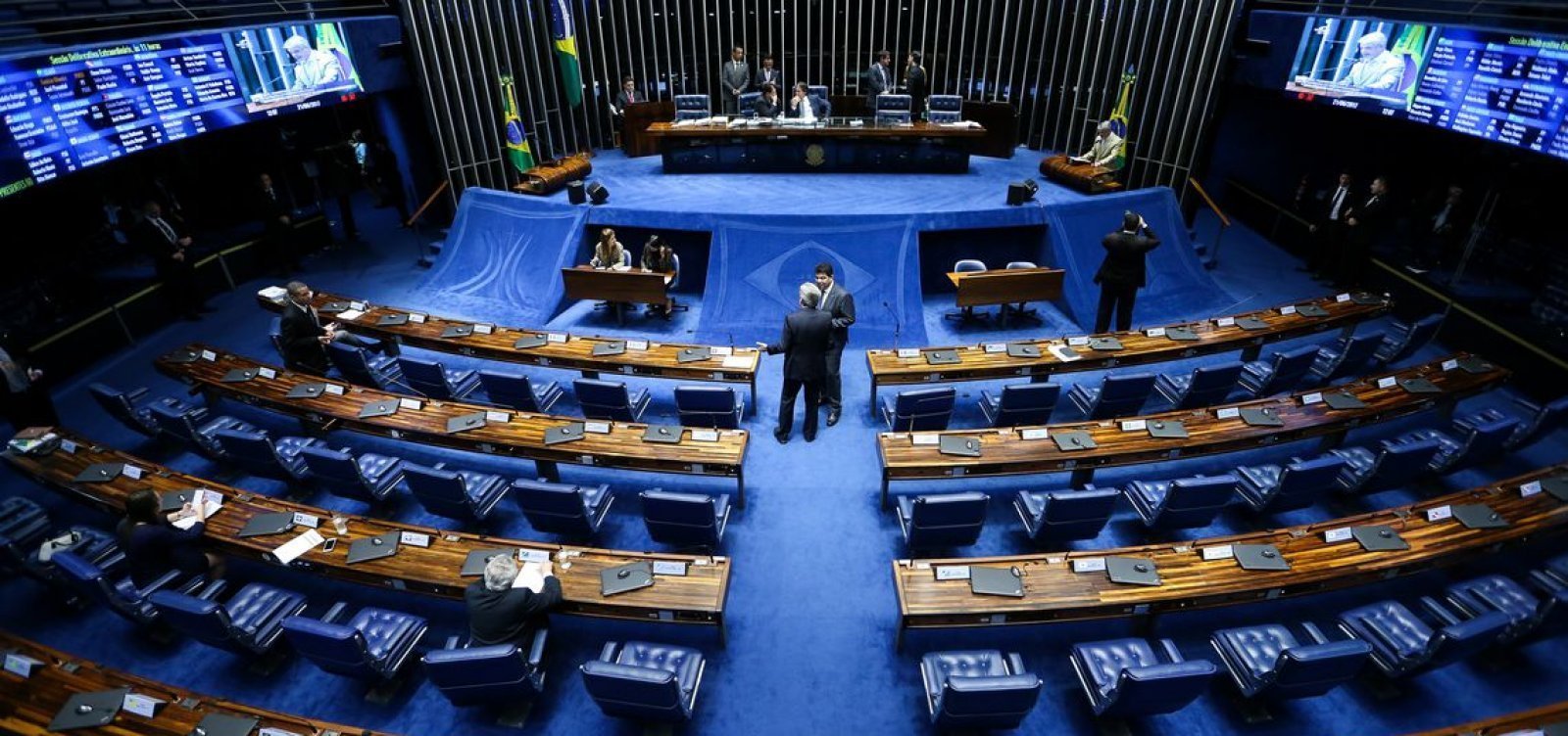 Senado vota PEC que pode ampliar estado de emergência e poder de Bolsonaro