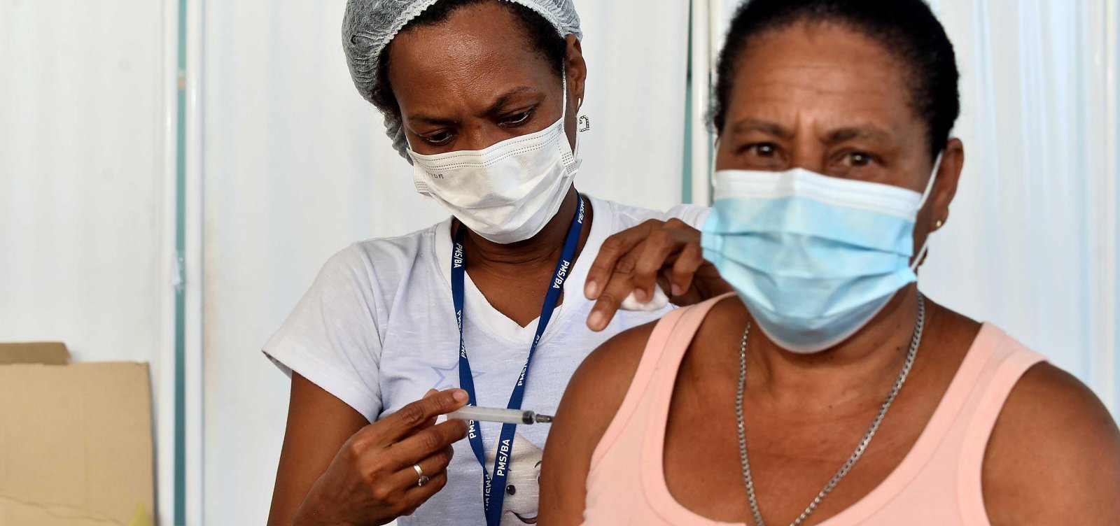 Vacinação contra covid-19 segue nesta sexta-feira com pontos fixos e drives em Salvador