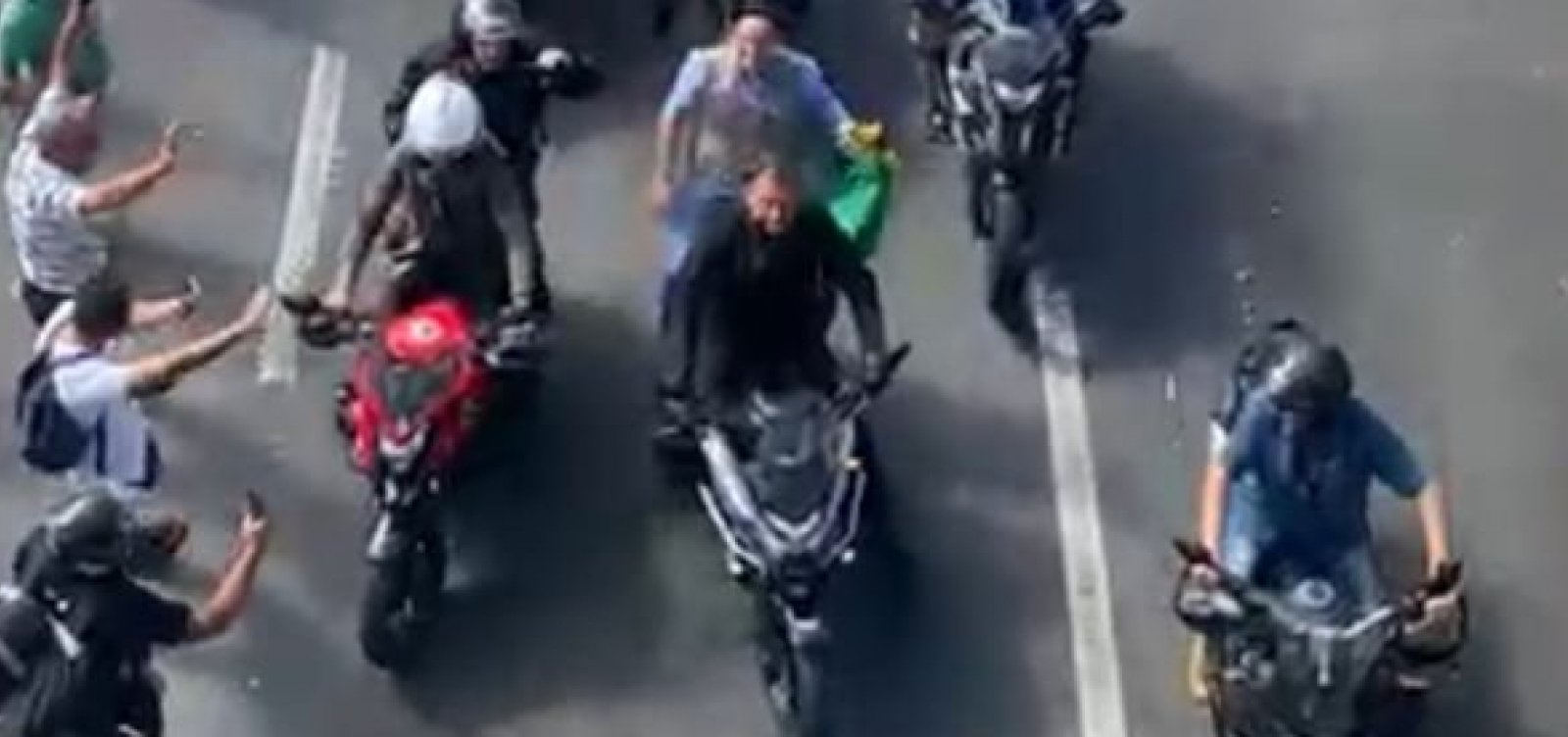 Sem capacete, Bolsonaro faz motociata e reúne militantes em Feira de Santana