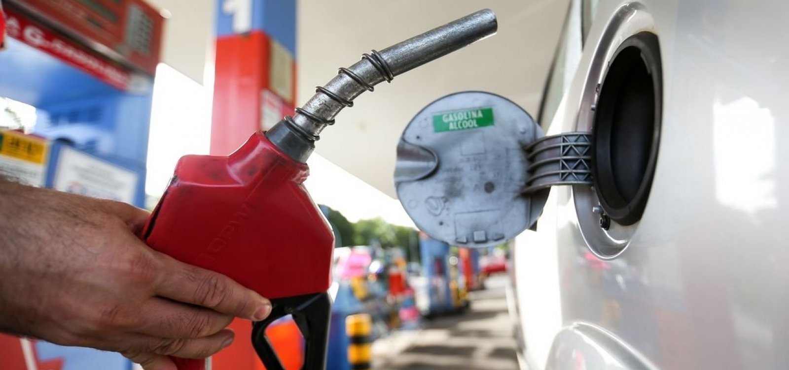 Preços médios da gasolina caem após redução do ICMS e valores recordes em junho, diz ANP