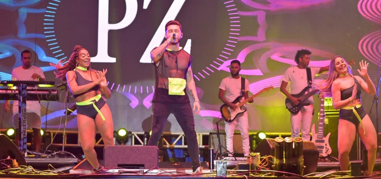 Público no Parque de Exposições 'mete dança' com pagodão baiano de Papazoni