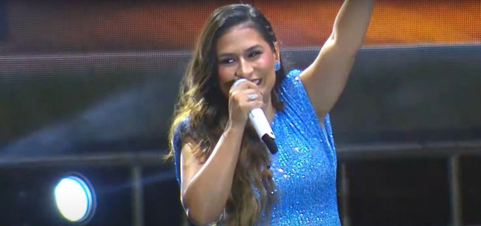 Sem Simaria, Simone faz público soltar voz com show solo em Salvador 
